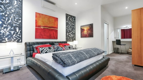 Barossa White House: The West Wing - Accommodation Newcastle 0