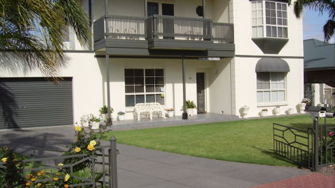 Glenelg Sea-Breeze - Accommodation Newcastle 0