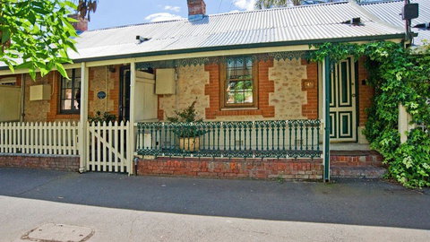 The Lion Cottage - Accommodation Newcastle 5