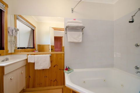 Ocean Grove Cedar Cabins - Accommodation Newcastle 4