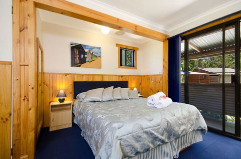 Ocean Grove Cedar Cabins - Accommodation Newcastle 3