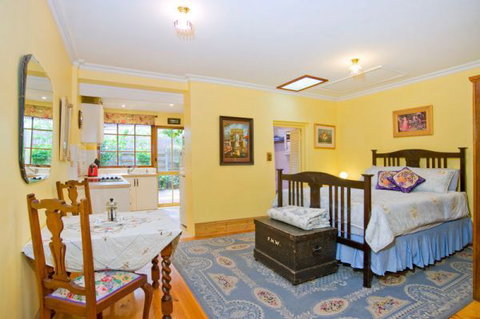 The Lion Cottage - Accommodation Newcastle 3