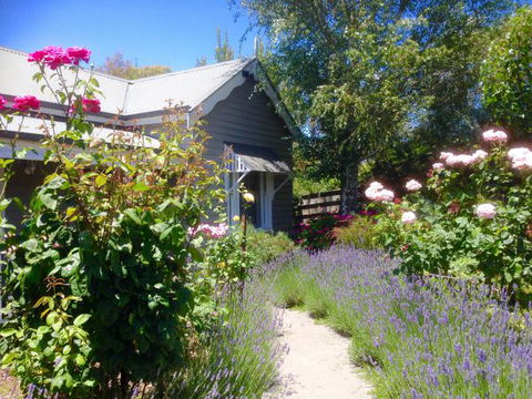 Valley View Cottage - Accommodation Newcastle 0