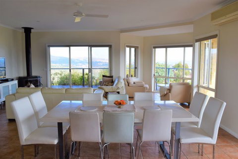 Wild Dog Rise - Accommodation Newcastle 2