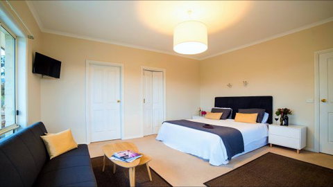 Wild Dog Rise - Accommodation Newcastle 3