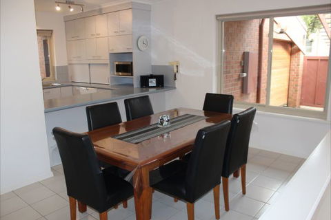 Adelaide Serviced Accommodation - Childers House - Accommodation Newcastle 2
