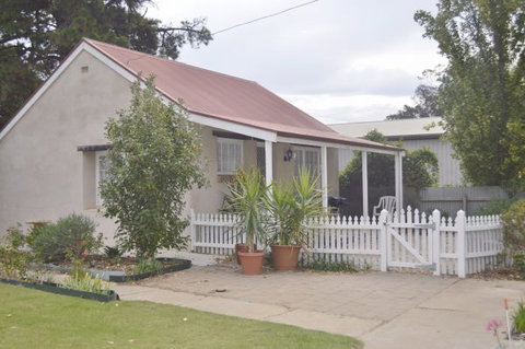 Almond Tree Cottage - Accommodation Newcastle 4