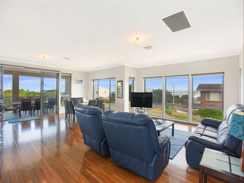 BEAUMONT HOUSE - Accommodation Newcastle 3