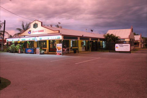 Tropical Lodge - Accommodation Newcastle 3