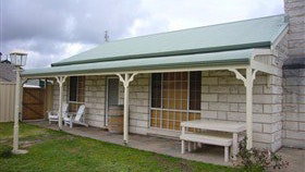 Harold's Coastal Cottage - Accommodation Newcastle 4