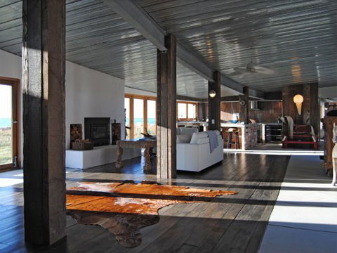 Malibu On The Beach - Accommodation Newcastle 2