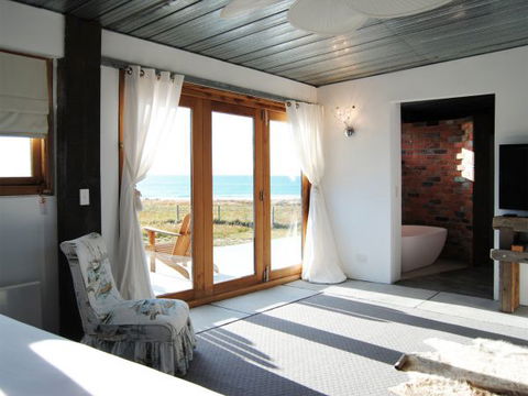 Malibu On The Beach - Accommodation Newcastle 4