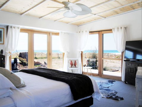 Malibu On The Beach - Accommodation Newcastle 7