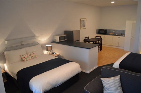 Penguin Seaside Motel - Accommodation Newcastle 1