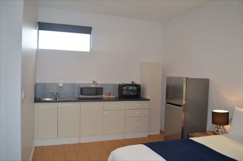 Penguin Seaside Motel - Accommodation Newcastle 2