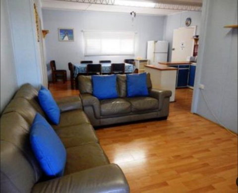 Samuel's Shack - Accommodation Newcastle 4
