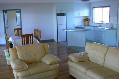 Sandy Point Beach Escape - Accommodation Newcastle 3