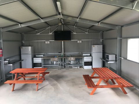 Waikerie Holiday Park - Accommodation Newcastle 2