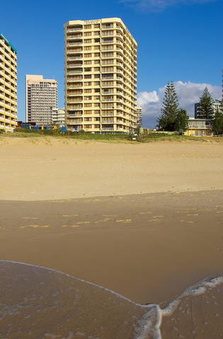 Breakers North - Absolute Beach Front Holiday Apartments - Accommodation Newcastle 4