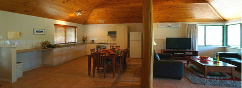 Bushy Lake Chalets - Accommodation Newcastle 2