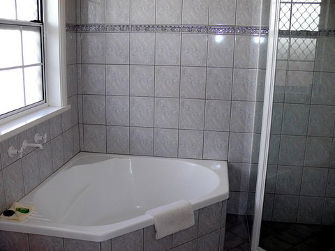 Charles Rasp Motor Inn - Accommodation Newcastle 4