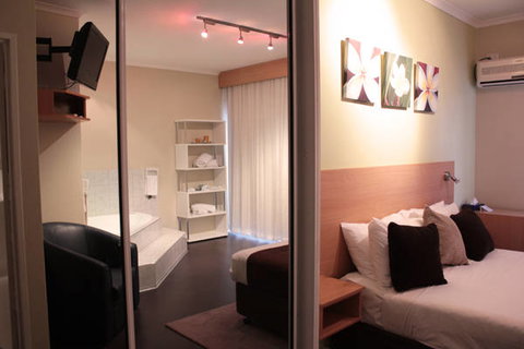Ciloms Airport Lodge - Accommodation Newcastle 7