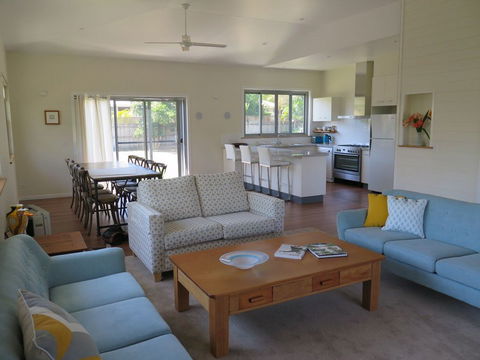 Turtle Bay House - Accommodation Newcastle 0