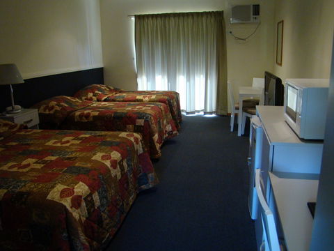 Dunsborough Inn Backpackers - Accommodation Newcastle 3