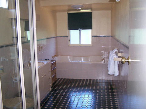 Econo Lodge Griffith Motor Inn - Accommodation Newcastle 3