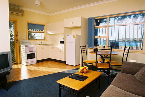 El Lago Tourist Park - Accommodation Newcastle 2