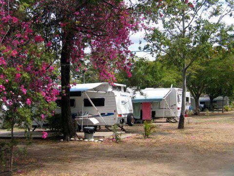 Emerald Cabin & Caravan Village - Accommodation Newcastle 3