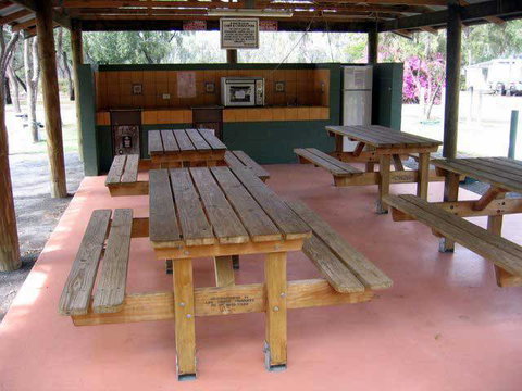 Emerald Cabin & Caravan Village - Accommodation Newcastle 4