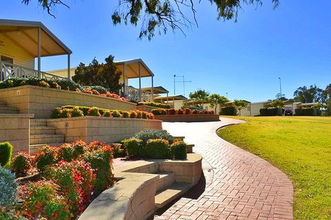 Euston Club Cabin Resort - Accommodation Newcastle 2