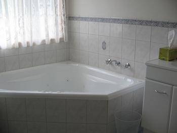 Macburn Self Contained Cottages, Dog Friendly - Accommodation Newcastle 0