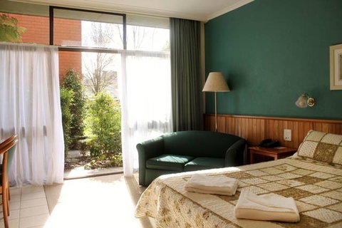 Moe Motor Inn - Accommodation Newcastle 0