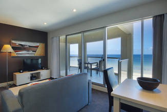 Oaks Plaza Pier - Accommodation Newcastle 1