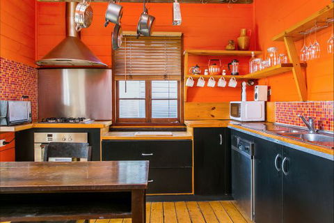 A Summer Cottage - Accommodation Newcastle 387