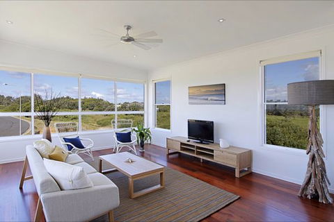 A Summer Cottage - Accommodation Newcastle 276