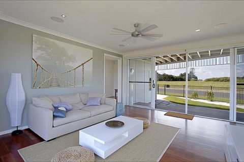 A Summer Cottage - Accommodation Newcastle 280