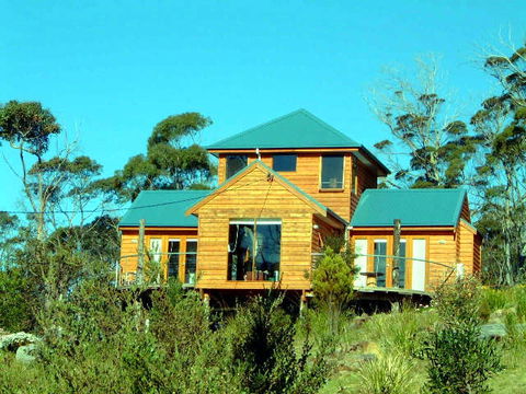 The Tree House - Accommodation Newcastle 0