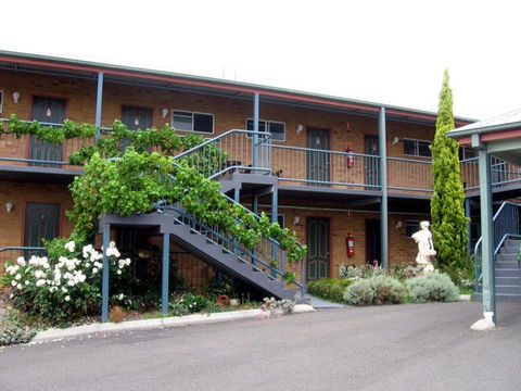 The Vines Motel & Cottages - Accommodation Newcastle 1