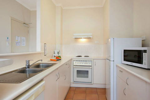 Tropic Towers Apartments - Accommodation Newcastle 2