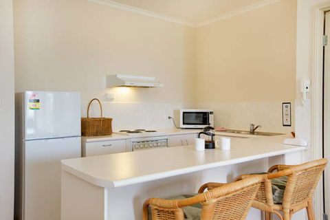 Tropic Towers Apartments - Accommodation Newcastle 7