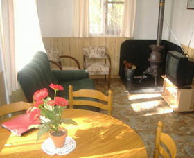 Gum Grove Chalets - Accommodation Newcastle 3