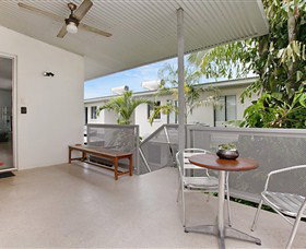Beachside Tropical Retreat - Accommodation Newcastle 3