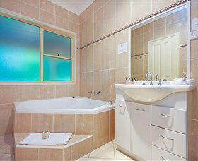 The Acreage Luxury B&B And Guesthouse - Accommodation Newcastle 2