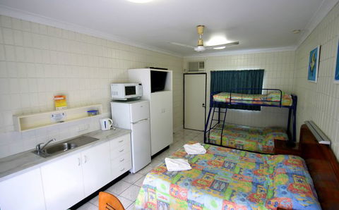 Tropical Palms Inn - Accommodation Newcastle 2
