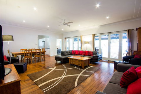 The Retreat Port Stephens - Accommodation Newcastle 0