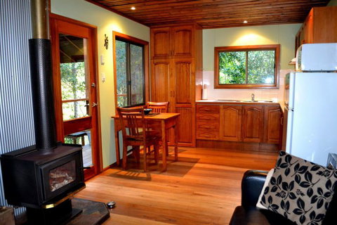 Waterfall Hideout-Rainforest Cabin For Couples - Accommodation Newcastle 4