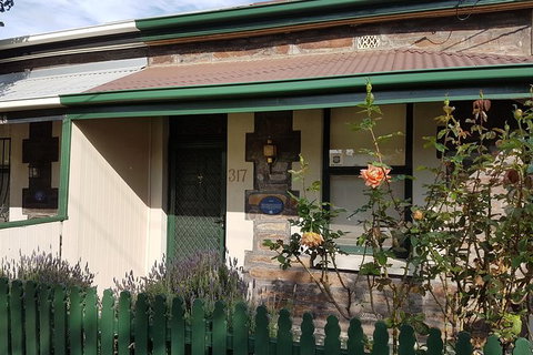 Adelaide Walking Tour: East End Escapade - Accommodation Newcastle 4